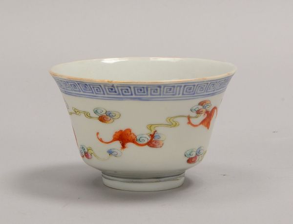 Schale (China, Qing-Dynastie), im Boden 6-f. gemarkt; Höhe 6 cm, Ø 10,5 cm