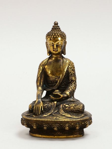 Bronzefigur, 'Sitzender Buddha' - mit Attribut in den Händen dargest.; Höhe 16 cm