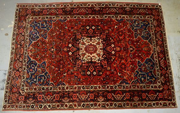 Bakhtiari (Iran), mittelf. Kn., mehrf. Abrasch, gleichm. Flor - insges. guter Zust.
