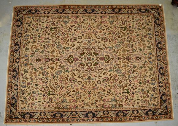 Oriental. Kelim, beigef. Grund, floral durchgem, - guter Zust.; Maße 400 x 310 cm
