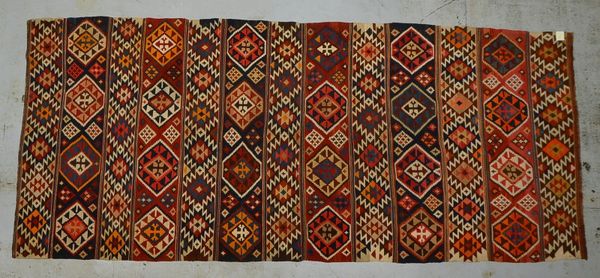 Antiker kaukas. Kelim, Wolle auf Ziegenhaar, Pflanzenf.; Maße 340 x 150 cm