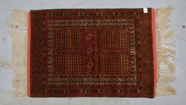 Hatschlu, Seide auf Seide, feine Kn., kompl., in gutem Zust.; Maße 175 x 121 cm