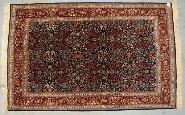 Hereke, mittelfeine bis feine Kn., komplett, Flor in gutem Zust.; Maße 306 x 195 cm