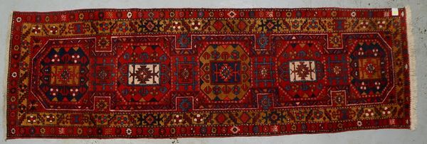 Orientteppich (Iran), feste Kn., gleichmäßiger Flor - guter Zust.; Maße 322 x 104 cm
