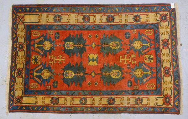 Azeri, mit Krabbenbordüre, in guter Erhaltung; Maße 232 x 154 cm