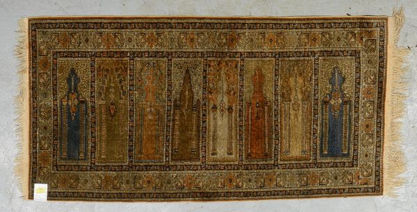 Saff-Orientbrücke, Seide auf Baumw., mittelf. Kn., gleichm. Flor; Maße 140 x 71 cm