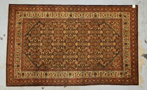 Seidenteppich, mittelfeine Kn., Fransen beschnitten, gleichm. Flor; Maße 247 x 153