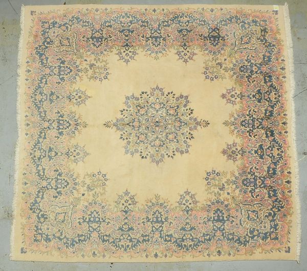 Kirman, hellgrundig, Flor in gutem Zustand - fast quadrat.; Maße 253 x 243 cm