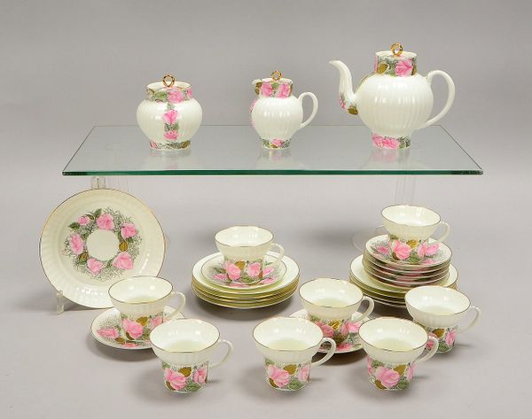 Lomonosov, Teeservice, gerippte Wandung, Dekor 'Pinke Rose', für 8 Pers. - wie neu