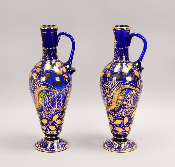 2 Henkelvasen (Böhmen - Replik!), farb. Glas, emaill./goldstaff., Kugelabriss; Höhe 39 cm