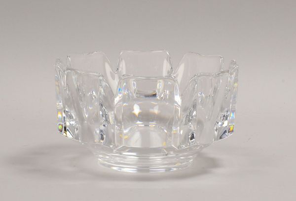 Orrefors, Schale, Klarglas poliert, Entw. Lars Hellsten, im Boden sign.; Höhe 10,5 cm, Ø 19,2 cm