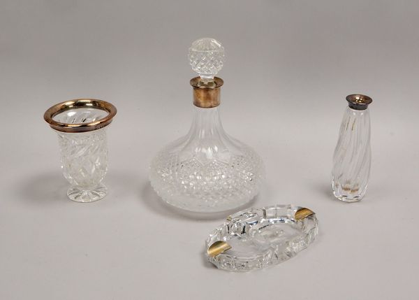 4 Kristallglas-Teile, mit Silbermontierung: Weinkaraffe, 2x Vasen, 1 Ascher