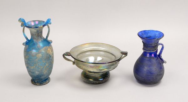 3x alte Glasvasen, untersch. Blautöne, jew. 2x seitl. aufgeschmolzene Handh., mit Abriss
