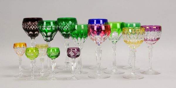 10x Weinrömer und 5x Likörgläser, geschliffenes Glas, verschiedenfarbig