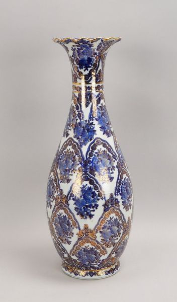Bodenvase, blaue Unterglasurmalerei, goldstaffiert; Höhe 61 cm (Mündung geklebt)