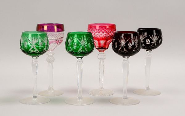 Kleines Weinrömer-Konvolut, Gläser teilweise geschliffen, verschiedenfarbig, 6 Stück; Höhe 18,5 cm -