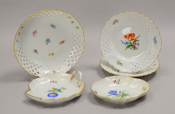 Meissen, 5x Servierteile (I. Wahl/1x III. Wahl), Blumendekor: 2x Schalen und 3x Teller