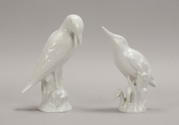KPM Berlin, 2 Porz.-Figuren: 1x 'Eisvogel', Höhe 15 cm, und 1x 'Specht', Höhe 17 cm
