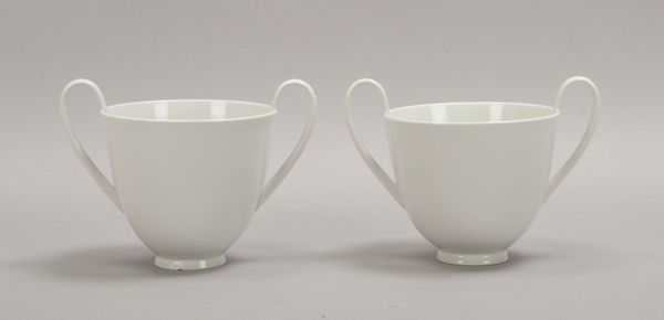 KPM Berlin, 2 Tischvasen, sog. 'Hölderlin-Becher', Entw. Siegmund Schütz