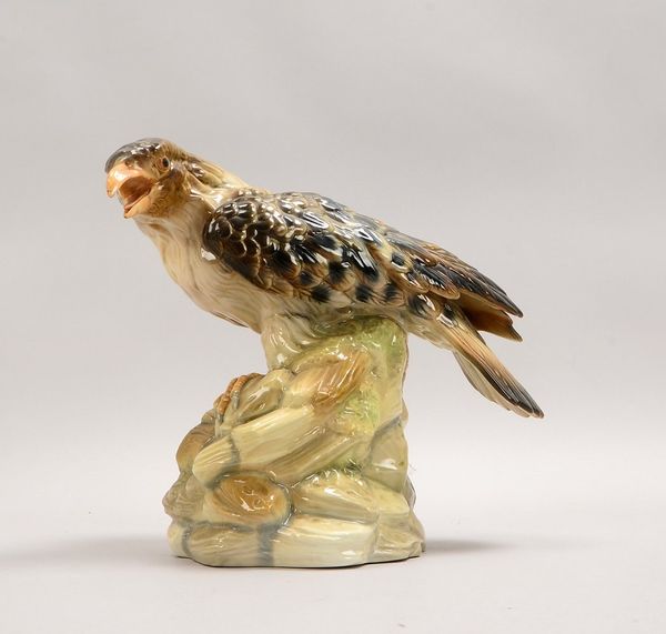 Tengra/Spanien, Porzellanfigur, 'Adler auf Felsen', im Boden gemarkt; Höhe 24 cm