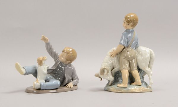 Lladro/Spanien, 2 Porzellanfiguren, 'Junge mit Dackel', und 'Junge mit Schaf'