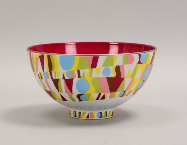 Missoni-Porzellanschale, innen bordeauxrot, außen buntes geometr. Dekor; Ø 21 cm