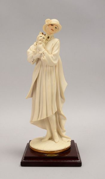 Neapel, Biskuitporz.-Figur, 'Dame mit Yorkshire-Terrier', Entw. G. Armani, auf Sockel