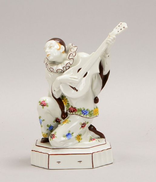Katzhütte/Thür., Porz.-Figur, 'Harlekin mit Gitarre', partiell farbig staffiert; Höhe 19 cm