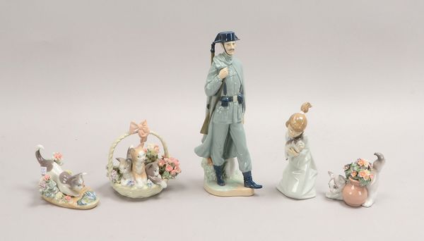 6x Lladro-Porzellanfiguren: 5x 'Katzenszenen', 1x 'Span. Gendarm', im Karton