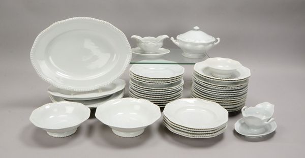 Rosenthal, umfangreiches Speiseservice, mit Perlrand, div. Teller und Servierteile, 46-tlg.
