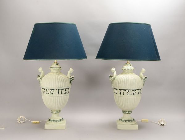2 Tischlampen (nach griech. Vorbild), Biskuitporz., mit figürl. Handhaben; Höhe 70 cm