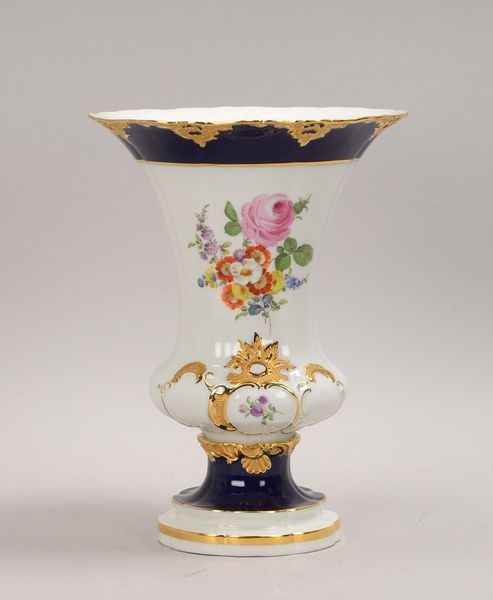 Meissen (I. Wahl), Trichtervase, kobaltblau/polychr. 'Blumenbouquet', part. verg.
