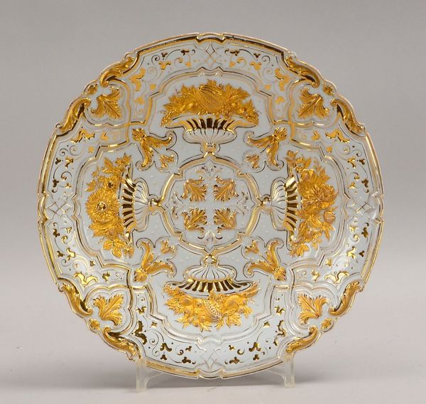 Meissen (Knaufzeit), Prunkteller, flor./ornament. Reliefdekor, goldstaffiert; Ø 33 cm