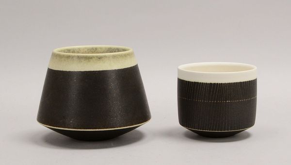 Lerch, Uwe, 2 Künstlerkeramiken, weißer Scherben, gest.; Höhe 13,5 cm/Höhe 10,4 cm