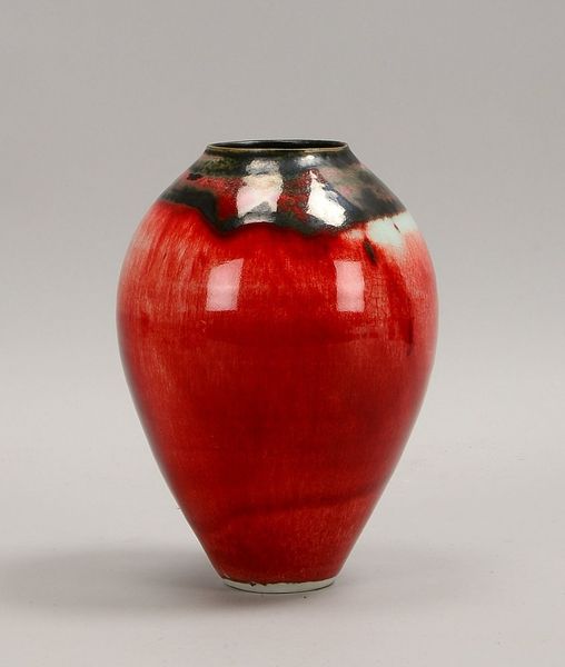 Curtis, E., Künstler-Vase, weißer Scherben mit mehrf. Glasur in Rot-Grüntönen, sign.; Höhe 20 cm