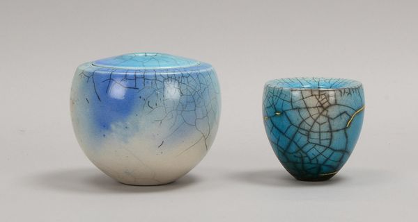 Mindermann, Martin, 2 Keramiken, Raku-Brandtechnik: Deckelgefäß und kl. Vase/goldstaff.