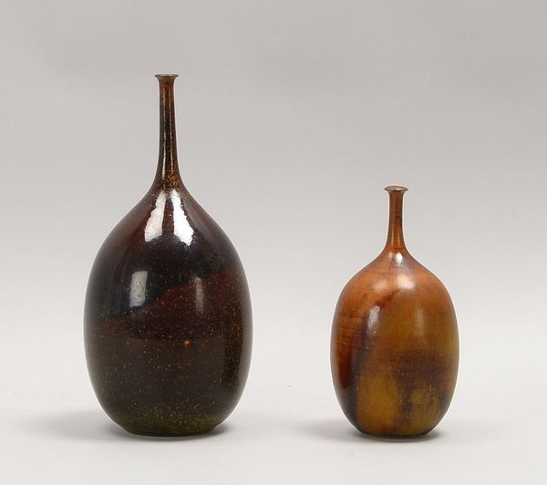 Bockstaller, Steffen, 2 Keramiken, Langhals-Vasen, jew. sign.; Höhe 29,5 cm/Höhe 20,5 cm