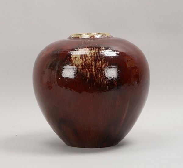 Große Künstlerkeramik, Bodenvase, Glasur in Ochsenblutrot; Höhe 30 cm, Ø 31,5 cm