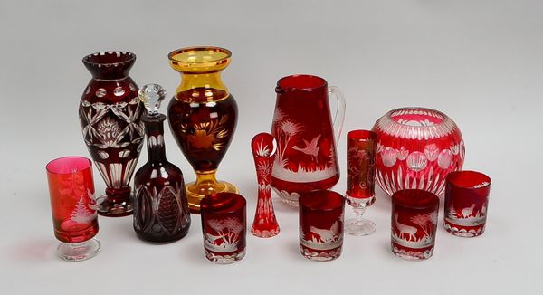 Tischglas-Konvolut (Böhmen), Klarglas geschl., rot überf., 12 Teile: Vasen, Karaffen, Trinkgläser