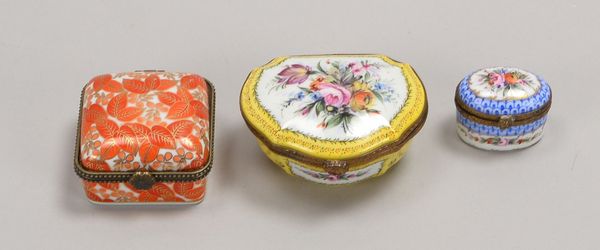 Limoges, 3 Porz.-Deckeldöschen, jew. mit Handbemalung, gemarkt; Breite 7 cm - 3,5 cm