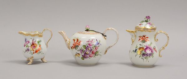 Meissen, 3 Porz.-Kannen (1-gestr.): Mokka- und Teekanne (Knaufzeit), dazu Sahnekännchen