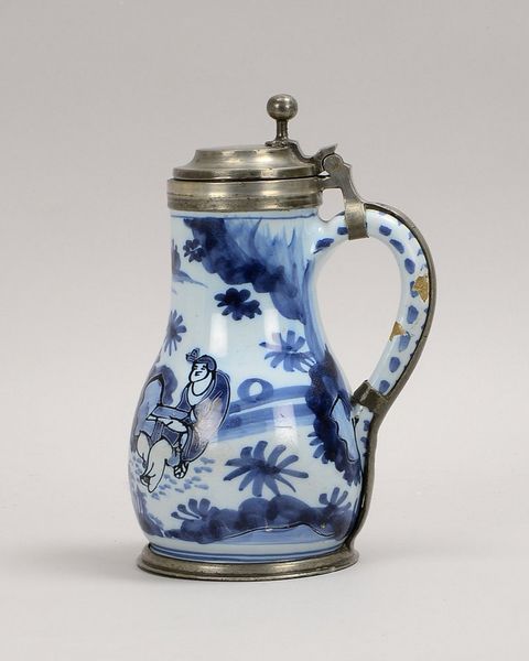 Birnenkrug, Keramik mit Unterglasurmalerei in Blau (asiat. Stil), Zinn-Deckel/Stand
