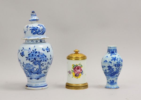 Delft-Deckelgefäß, Höhe 32,5 cm, und Vase, Höhe 18 cm, blaue Unterglasurmalerei