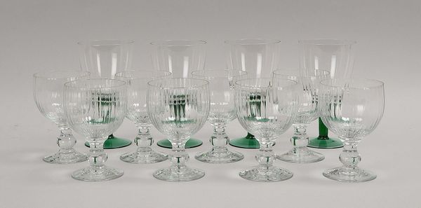 Tischglas-Konvolut: 4x Weingläser, grüner Fuß; und 8x Biergläser, Klarglas