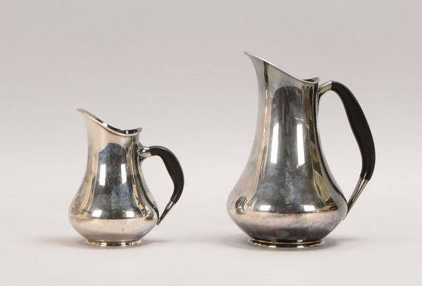 2 Schenkkannen (C.M. Cohr/Kopenhagen), 830 Silber, Ebenholz-Griff; Gew. 510 g