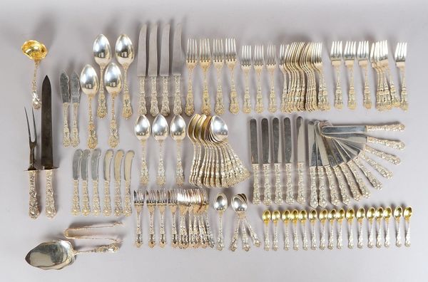 Umfangr. Tafelbesteck (USA), 925 Sterlings., Reliefdekor, div. Besteck-/Servierteile