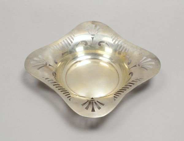 Anbietschale (Österreich), Silber, Fahne mit durchbr. Dekor; Ø 30,3 cm, Gew. 403 g