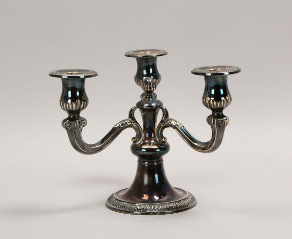 Tischkerzenleuchter, 800 Silber, 3-fl., Bodenplatte aus Metall; Höhe 17 cm, Gew. 425 g