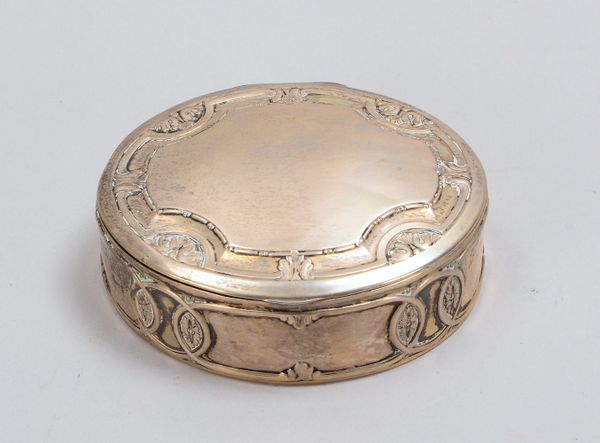 Deckeldose, 800 Silber, kreisf./längsov. Reliefdekor, mit scharniertem Deckel; Gew. 92 g