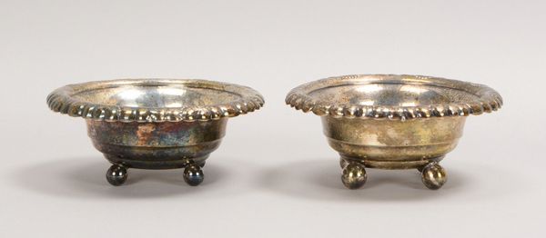Wilkens, 2 Silberschalen, ausgestellter Lippenrand, auf 4x Kugelfüßen; Gew. 428 g